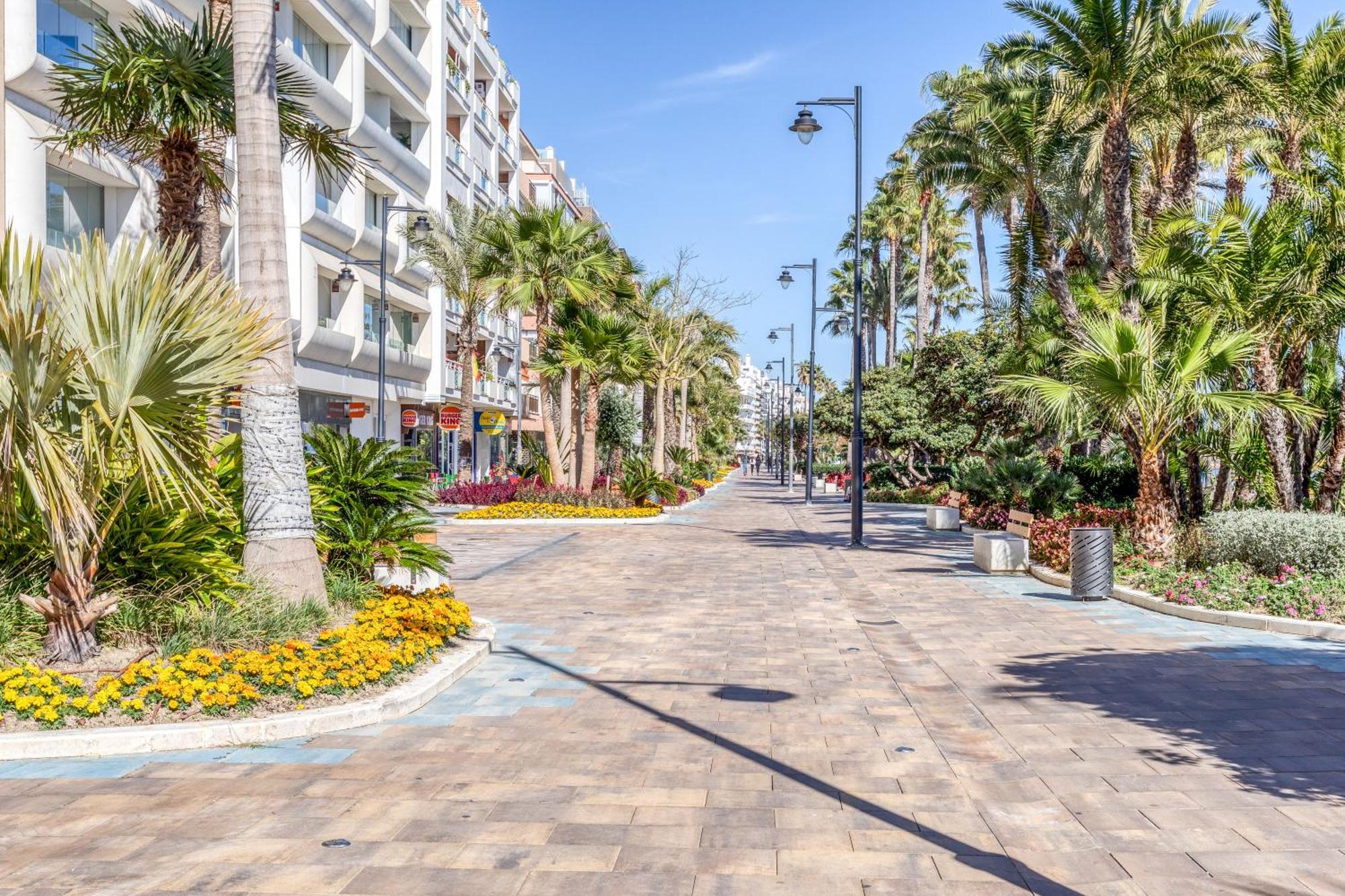 Hanami Plaza Abc Estepona Eksteriør billede