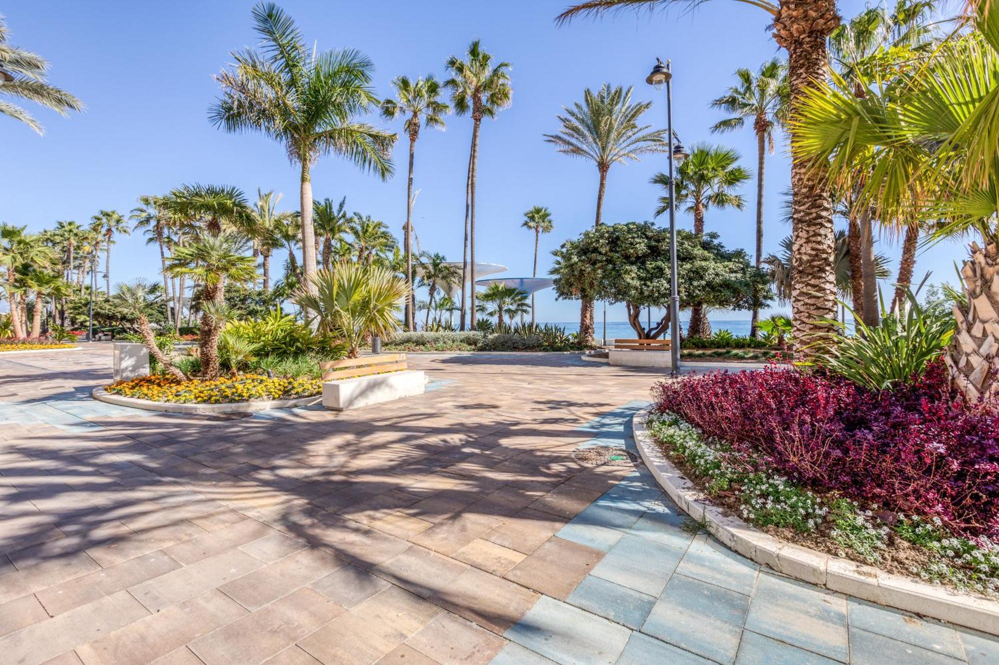 Hanami Plaza Abc Estepona Eksteriør billede